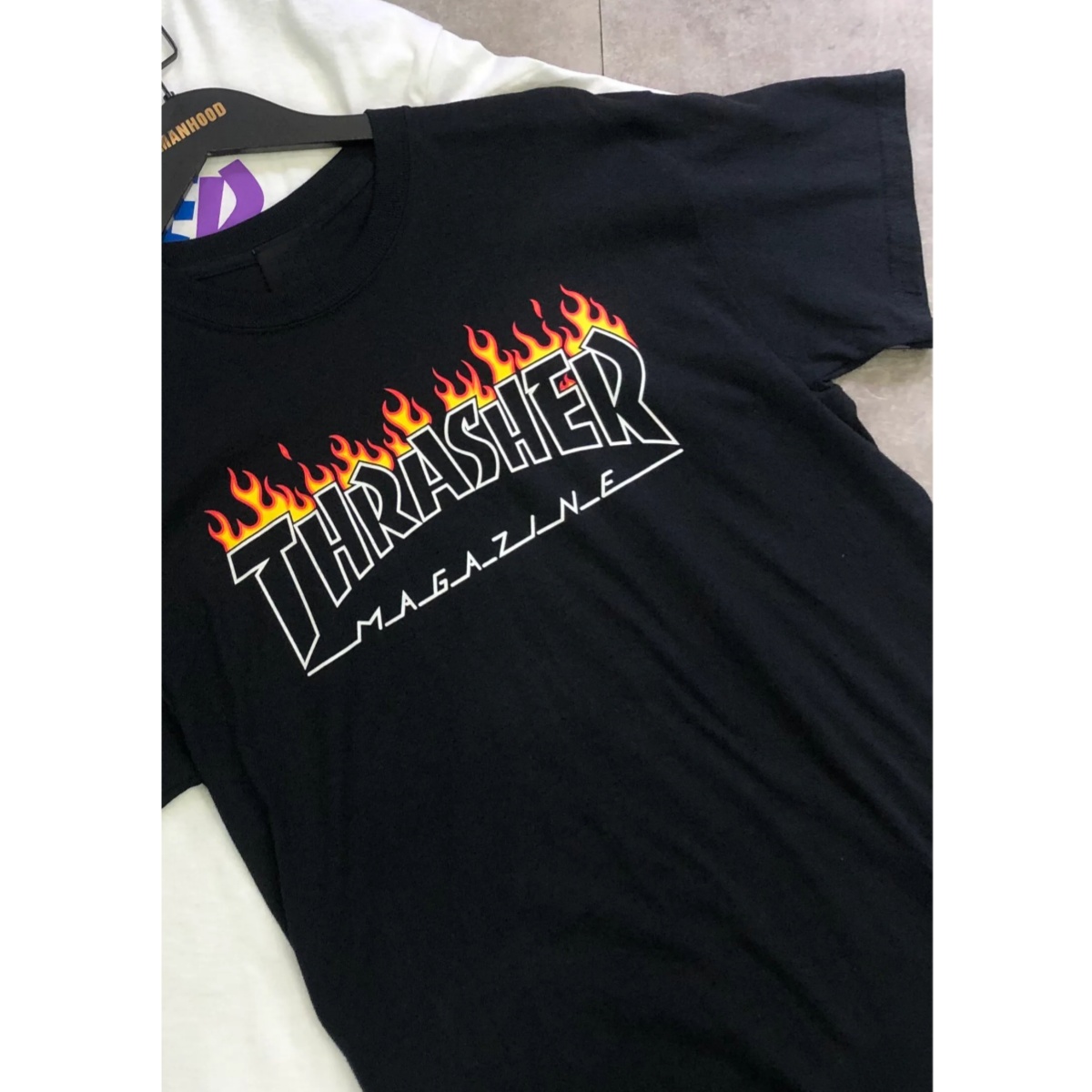 Camiseta con logotipo de RAINB - Streetwear Brand Magazine reseña y precio